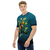 Modelo masculino de Camiseta Dry Fit azul  com estampa do personagem Blanka do jogo Street Fighter 6, mostrando-o em uma pose dinâmica. Criada pela Kanikoss Moda Nerd.