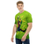 Modelo masculino de Camiseta Dry Fit verde com estampa do personagem Blanka do jogo Street Fighter 6, mostrando-o em uma pose dinâmica. Criada pela Kanikoss Moda Nerd.