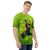 Modelo masculino de Camiseta Dry Fit verde com estampa do personagem Blanka do jogo Street Fighter 6, mostrando-o em uma pose dinâmica. Criada pela Kanikoss Moda Nerd.