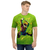 Modelo masculino de Camiseta Dry Fit verde com estampa do personagem Blanka do jogo Street Fighter 6, mostrando-o em uma pose dinâmica. Criada pela Kanikoss Moda Nerd.