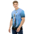 Modelo masculino de camiseta  com qualidade Kanikoss Moda Nerd azul em tecido dry fit, estampada com a personagem Chun Li do jogo Street Fighter 6.