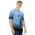 Modelo masculino de camiseta  com qualidade Kanikoss Moda Nerd azul em tecido dry fit, estampada com a personagem Chun Li do jogo Street Fighter 6.