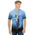 Modelo masculino de camiseta  com qualidade Kanikoss Moda Nerd azul em tecido dry fit, estampada com a personagem Chun Li do jogo Street Fighter 6.