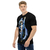 Modelo masculino de camiseta  com qualidade Kanikoss Moda Nerd preta em tecido dry fit, estampada com a personagem Chun Li do jogo Street Fighter 6.