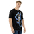 Modelo masculino de camiseta  com qualidade Kanikoss Moda Nerd preta em tecido dry fit, estampada com a personagem Chun Li do jogo Street Fighter 6.