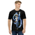 Modelo masculino de camiseta  com qualidade Kanikoss Moda Nerd preta em tecido dry fit, estampada com a personagem Chun Li do jogo Street Fighter 6.