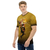 Modelo masculino de Camiseta Dry Fit Kanikoss Moda Nerd amarelada com estampa do personagem Dhalsim do jogo Street Fighter 6, mostrando-o em uma pose dinâmica. 