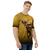 Modelo masculino de Camiseta Dry Fit Kanikoss Moda Nerd amarelada com estampa do personagem Dhalsim do jogo Street Fighter 6, mostrando-o em uma pose dinâmica. 