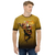 Modelo masculino de Camiseta Dry Fit amarelada com estampa do personagem Dhalsim do jogo Street Fighter 6, mostrando-o em uma pose dinâmica. Criada pela Kanikoss Moda Nerd.