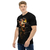 Modelo masculino de Camiseta Dry Fit Kanikoss Moda Nerd preta com estampa do personagem Dhalsim do jogo Street Fighter 6, mostrando-o em uma pose dinâmica. 