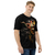 Modelo masculino de Camiseta Dry Fit Kanikoss Moda Nerd preta com estampa do personagem Dhalsim do jogo Street Fighter 6, mostrando-o em uma pose dinâmica. 