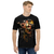 Modelo masculino de Camiseta Dry Fit Kanikoss Moda Nerd preta com estampa do personagem Dhalsim do jogo Street Fighter 6, mostrando-o em uma pose dinâmica. 