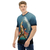 Modelo masculino de camiseta  com qualidade Kanikoss Moda Nerd azul em tecido dry fit, estampada com o personagem E. Honda do jogo Street Fighter 6.