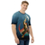 Modelo masculino de camiseta  com qualidade Kanikoss Moda Nerd azul em tecido dry fit, estampada com o personagem E. Honda do jogo Street Fighter 6.