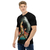 Modelo masculino de camiseta  com qualidade Kanikoss Moda Nerd preta em tecido dry fit, estampada com o personagem E. Honda do jogo Street Fighter 6.