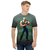 Modelo masculino de camiseta  com qualidade Kanikoss Moda Nerd esverdeada em tecido dry fit, estampada com o personagem Guile do jogo Street Fighter 6.