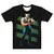 Modelo masculino de camiseta  com qualidade Kanikoss Moda Nerd preta em tecido dry fit, estampada com o personagem Guile do jogo Street Fighter 6.