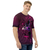 Modelo masculino de camiseta  com qualidade Kanikoss Moda Nerd em tons de roxo,  tecido dry fit, estampada com o personagem Juri do jogo Street Fighter 6.