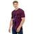 Modelo masculino de camiseta  com qualidade Kanikoss Moda Nerd em tons de roxo,  tecido dry fit, estampada com o personagem Juri do jogo Street Fighter 6.