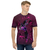 Modelo masculino de camiseta  com qualidade Kanikoss Moda Nerd em tons de roxo,  tecido dry fit, estampada com o personagem Juri do jogo Street Fighter 6.