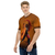 Modelo masculino de camiseta  com qualidade Kanikoss Moda Nerd tom alaranjado em tecido dry fit, estampada com o personagem Ken Masters do jogo Street Fighter 6.