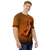 Modelo masculino de camiseta  com qualidade Kanikoss Moda Nerd tom alaranjado em tecido dry fit, estampada com o personagem Ken Masters do jogo Street Fighter 6.