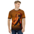 Modelo masculino de camiseta  com qualidade Kanikoss Moda Nerd tom alaranjado em tecido dry fit, estampada com o personagem Ken Masters do jogo Street Fighter 6.