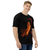 Modelo masculino de camiseta  com qualidade Kanikoss Moda Nerd preta em tecido dry fit, estampada com o personagem Ken Masters do jogo Street Fighter 6.