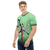 Modelo masculino de camiseta  com qualidade Kanikoss Moda Nerd verde em tecido dry fit, estampada com o personagem Lilly Hawk do jogo Street Fighter 6.