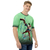 Modelo masculino de camiseta  com qualidade Kanikoss Moda Nerd verde em tecido dry fit, estampada com o personagem Lilly Hawk do jogo Street Fighter 6.