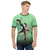 Modelo masculino de camiseta  com qualidade Kanikoss Moda Nerd verde em tecido dry fit, estampada com o personagem Lilly Hawk do jogo Street Fighter 6.