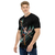 Modelo masculino de camiseta  com qualidade Kanikoss Moda Nerd preta em tecido dry fit, estampada com o personagem Lilly Hawk do jogo Street Fighter 6.