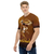 Modelo masculino de camiseta  com qualidade Kanikoss Moda Nerd tons de marom em tecido dry fit, estampada com o personagem Rashid do jogo Street Fighter 6.