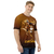 Modelo masculino de camiseta  com qualidade Kanikoss Moda Nerd tons de marom em tecido dry fit, estampada com o personagem Rashid do jogo Street Fighter 6.