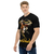 Modelo masculino de camiseta  com qualidade Kanikoss Moda Nerd preta em tecido dry fit, estampada com o personagem Rashid do jogo Street Fighter 6.