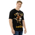 Modelo masculino de camiseta  com qualidade Kanikoss Moda Nerd preta em tecido dry fit, estampada com o personagem Rashid do jogo Street Fighter 6.