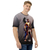 Modelo masculino de camiseta  com qualidade Kanikoss Moda Nerd com tons de bege e cinza em tecido dry fit, estampada com o personagem Ryu do jogo Street Fighter 6