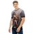 Modelo masculino de camiseta  com qualidade Kanikoss Moda Nerd com tons de bege e cinza em tecido dry fit, estampada com o personagem Ryu do jogo Street Fighter 6