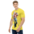 Modelo masculino de camiseta  com qualidade Kanikoss Moda Nerd amarela em tecido dry fit, estampada com o personagem Terry Bogard do jogo Street Fighter 6.