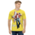 Modelo masculino de camiseta  com qualidade Kanikoss Moda Nerd amarela em tecido dry fit, estampada com o personagem Terry Bogard do jogo Street Fighter 6.