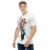 Modelo masculino de camiseta  com qualidade Kanikoss Moda Nerd branca em tecido dry fit, estampada com o personagem Terry Bogard do jogo Street Fighter 6.