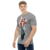 Modelo masculino de camiseta  com qualidade Kanikoss Moda Nerd cinza em tecido dry fit, estampada com o personagem Terry Bogard do jogo Street Fighter 6.