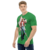 Modelo masculino de camiseta  com qualidade Kanikoss Moda Nerd verde em tecido dry fit, estampada com o personagem Terry Bogard do jogo Street Fighter 6.