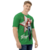 Modelo masculino de camiseta  com qualidade Kanikoss Moda Nerd verde em tecido dry fit, estampada com o personagem Terry Bogard do jogo Street Fighter 6.