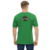 Modelo masculino de camiseta  com qualidade Kanikoss Moda Nerd verde em tecido dry fit, estampada com o personagem Terry Bogard do jogo Street Fighter 6.