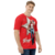 Modelo masculino de camiseta  com qualidade Kanikoss Moda Nerd vermelha em tecido dry fit, estampada com o personagem Terry Bogard do jogo Street Fighter 6.