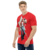 Modelo masculino de camiseta  com qualidade Kanikoss Moda Nerd vermelha em tecido dry fit, estampada com o personagem Terry Bogard do jogo Street Fighter 6.