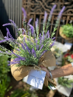 RAMO FLORES LAVANDA CON FOLLAJE.