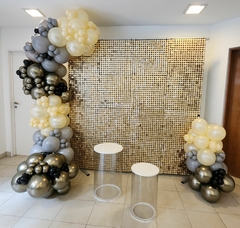 Shimmer wall dorada mate con guirnalda organica y mesas cristal
