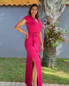 Vestido midi canelado com fenda na internet